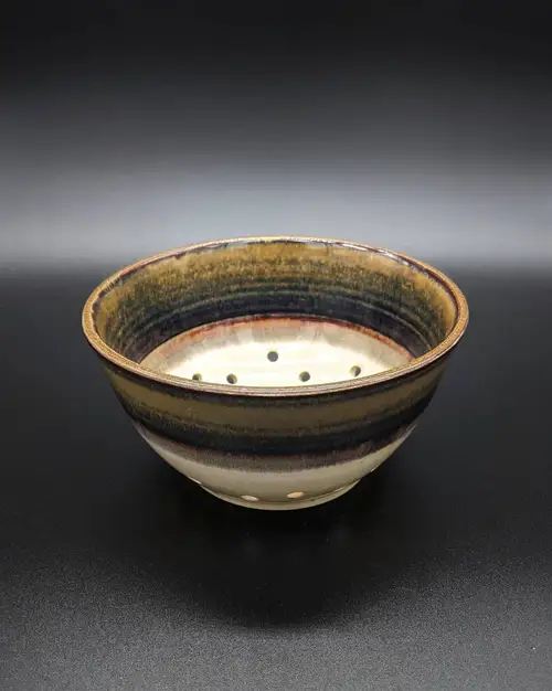 Handmade ceramic pottery: Berry Bowl